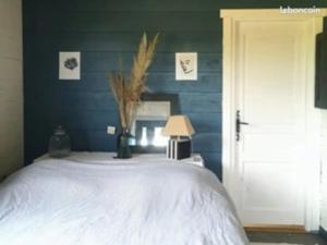 Ένα ή περισσότερα κρεβάτια σε δωμάτιο στο Maison bois plages à pied