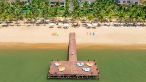 eine Luftansicht auf einen Pier mit Strand in der Unterkunft Andochine Villas Resort & Spa Phu Quoc - All Villas with Private Pool in Phu Quoc