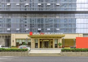 un edificio con un cartello sulla parte anteriore di Premier City Comfort Hotel Quanzhou Wanda Plaza a Donghai