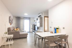 a kitchen and living room with a table and chairs at Luminoso Apartamento en La Tejita in Granadilla de Abona