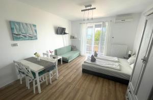 Postel nebo postele na pokoji v ubytování Club218 Holiday Apartman Siófok