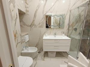 Koupelna v ubytování Luxury House Napoli Centro + 53 fotografií