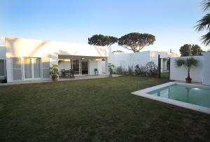una casa con un patio con piscina en Casas Palma Zahora Piscina Privada, en Zahora