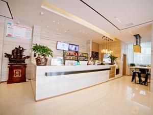 The lobby or reception area at City Comfort Inn Ezhou Huahu Airport High-speed Railway Station