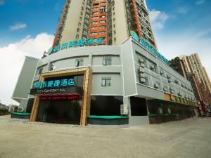 wysoki budynek ze sklepem przed nim w obiekcie City Comfort Inn Ezhou Huahu Airport High-speed Railway Station w mieście Huangshi
