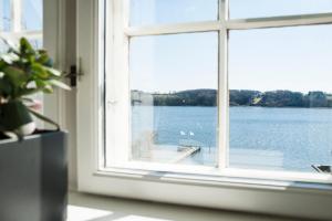 una ventana con vistas a una masa de agua en Hotel Koldingfjord, en Kolding