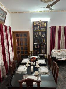 une salle à manger avec une grande table et des chaises dans l'établissement Rare Rabbit Munnar, à Anachal