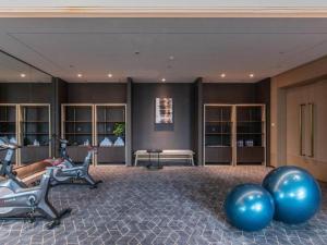 un gimnasio con equipamiento de ejercicio y pelotas en una habitación en GreenTree Eastern Hotel Nanning Wuxiang Hangyang City, en Nanning