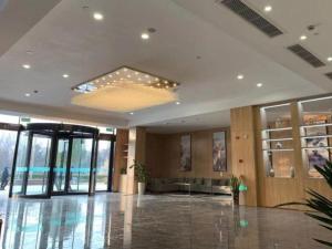 una hall di un edificio con una camera spaziosa di Green Tree Inn Express Anhui Bozhou Mengcheng County Chengnan New District a Zhuangzhou