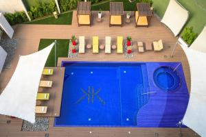 an overhead view of a pool with chairs and a table at ADRIATIKA Hotel Boutique Guatemala - Adults Only in La Aurora