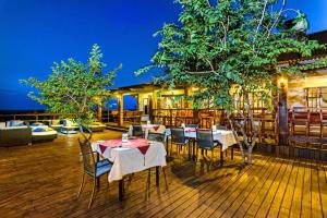 Restorāns vai citas vietas, kur ieturēt maltīti, naktsmītnē Etosha Safari Lodge, Etosha National Park, Namibia