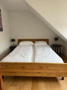 Ένα ή περισσότερα κρεβάτια σε δωμάτιο στο Hello Noordwijk - Zomerhuis Quarles van Uffordstraat 89