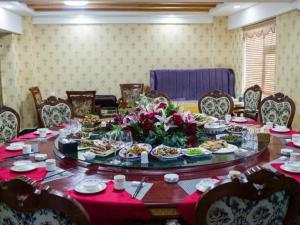 uma sala de jantar com uma mesa cheia de comida em Green Tree Inn Tibet Lhasa Zhaji Temple em Lhasa