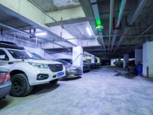 garaż z kilkoma samochodami zaparkowanymi na nim w obiekcie Green Tree Inn Tibet Lhasa Zhaji Temple w mieście Lhasa