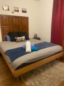 ein Bett mit zwei Handtüchern darüber in der Unterkunft Montreux appartement centre lac in Montreux