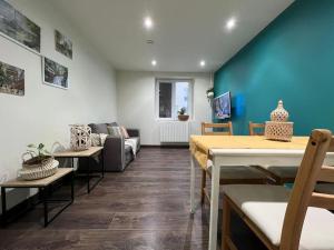 uma sala de estar com uma mesa e um sofá em House BLUE. close of Stade de France. em Stains