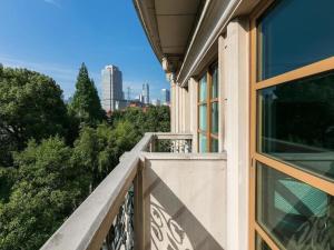 Un balcón o terraza en Hanting Hotel Shanghai Hongbaoshi Road Metro Station