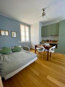 1 dormitorio con 1 cama, mesa y sillas en La casa di Beatrice e Francesca, en Turín