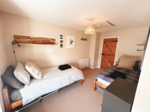 1 dormitorio con 1 cama y 1 cama sidx sidx sidx sidx sidx sidx sidx en Cosy House Close To Stunning Beaches en Braunton