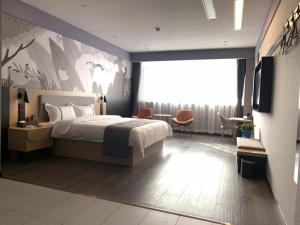 a bedroom with a bed and a large window at Thank Inn Ningxia Yinchuan Helan County Ningxia Jiaotong School in Yinchuan