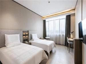 Ji Hotel Gu'an Daxing International Airport房間的床