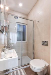 y baño con ducha, aseo y lavamanos. en Modern two bedroom penthouse! en St Julian's