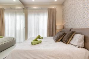Un dormitorio con una cama con un osito de peluche. en Modern two bedroom penthouse! en St Julian's
