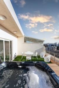 una piscina en el patio trasero de una casa en Modern two bedroom penthouse! en St Julian's