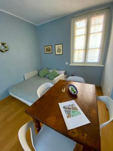 uma sala de estar com uma mesa e uma cama em La casa di Beatrice e Francesca em Turim