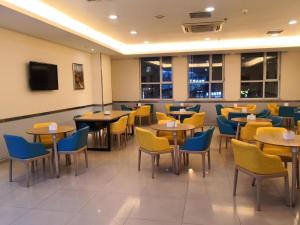 A restaurant or other place to eat at Hanting Hotel Datong Xihuan Road