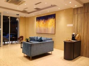 The lobby or reception area at Hanting Hotel Datong Xihuan Road