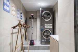 a laundry room with a washer and dryer at Hanting Hotel Heze Zhonghua Road Ginza in Heze