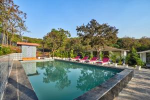 Bazén v ubytování Amore Serenity Resort nebo v jeho okolí