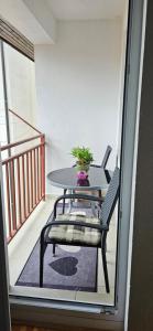 einen Tisch und einen Stuhl auf dem Balkon in der Unterkunft Apartman stan Konjic in Konjic