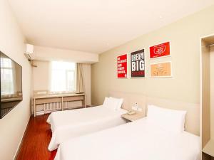 מיטה או מיטות בחדר ב-Hanting Hotel Baotou A'erding Street Museum
