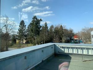 En balkon eller terrasse på A cozy room in a modern House