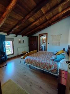 a bedroom with a bed and a wooden ceiling at Hotel Rural El Cielo Entejado 