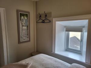 Rúm í herbergi á Charming 2-Bed Apartment in Donegal Town Centre
