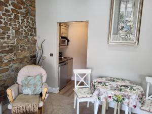 Setusvæði á Charming 2-Bed Apartment in Donegal Town Centre