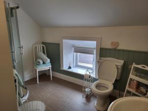 Baðherbergi á Charming 2-Bed Apartment in Donegal Town Centre