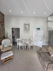 Posezení v ubytování Charming 2-Bed Apartment in Donegal Town Centre