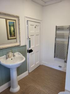 Baðherbergi á Charming 2-Bed Apartment in Donegal Town Centre