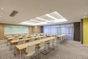 a classroom with desks and chairs in a room at Hanting Premium Hotel Ji'nan Quancheng Road in Jinan