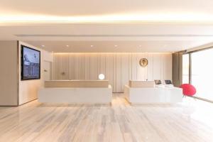 an office with a reception desk and a table at Ji Hotel Ordos Wanzheng Plaza in Zhaoyoufang