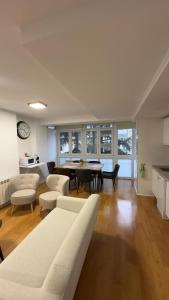 a living room with a white couch and a table at Apartamento de Lucerito in Jaca