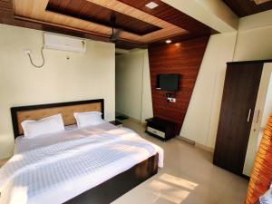 Happy Days Diveagar客房内的一张或多张床位
