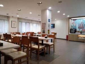 En restaurang eller annat matställe på Hanting Hotel Wuhan MinHang Xiaoqu