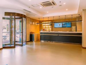 a lobby with a bar in a building at Hanting Hotel Lvliang Citizen Square in Luliang