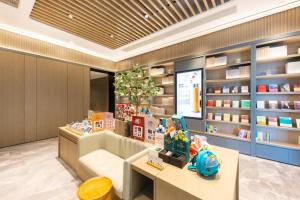 een lobby met een bureau en planken met producten bij Ji Hotel Wenzhou Economic Development Zone Binhai Park in Xingqianjie