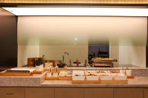A kitchen or kitchenette at Ji Hotel Wenzhou Economic Development Zone Binhai Park